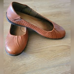 Brown leather flats size 9 earth shoes